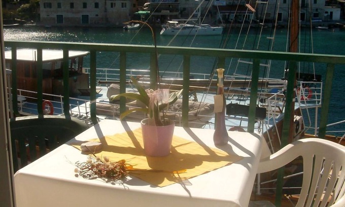Stomorska Apartment | Apartment Kaleb - next to the seashore: SA1-Klara 21(2) - Stomorska, Island Solta, Croatia