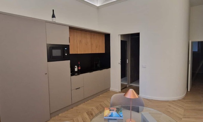 Borgo-Sanzio Apartment | Apartment 'La Finestra Down Town - Fronte' with Balcony, Wi-Fi and Air Conditioning