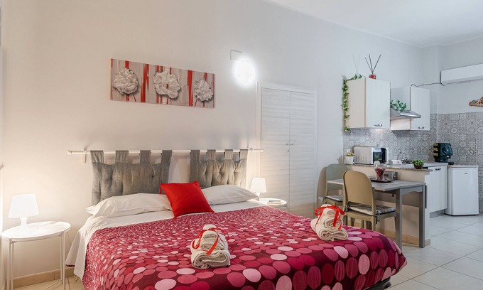 Eastern Sicily Apartment | Apartment 'La Fonte Di Ortigia - Casa Alfeo' with Balcony, Wi-Fi and Air Conditioning