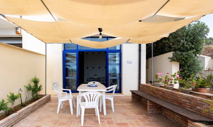 Porto Palo Apartment | Apartment 'Lara Piano Terra Sul Lungomare' with Wi-Fi and Air Conditioning