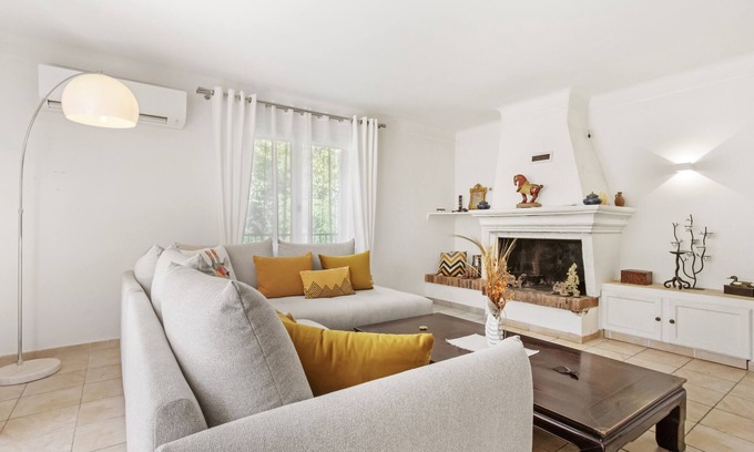 Salernes Apartment | Apartment 'Le Clos De L'ange 3' with Private Terrace, Wi-Fi and Air Conditioning