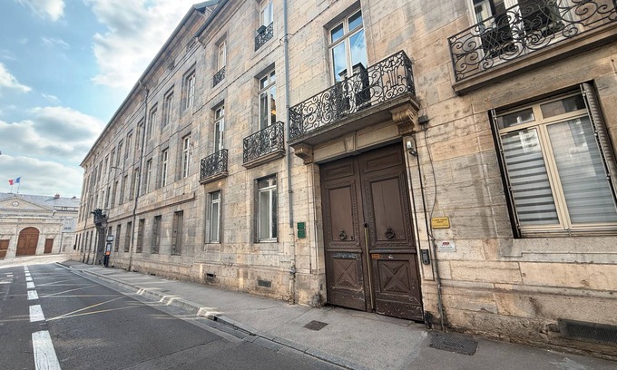 Besancon Old Town Apartment | Apartment 'Le Granvelle' with Wi-Fi