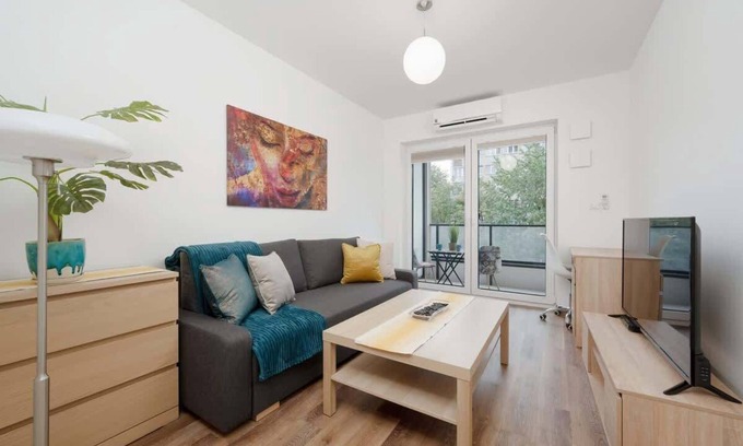 Stare Miasto Apartment | Apartment Legnicka Wroclaw with Parking by Noclegi Renters