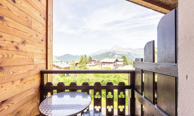 Cohennoz Apartment | Apartment "Les Aravis" with Mountain View, Shared Garden and Wi-Fi
