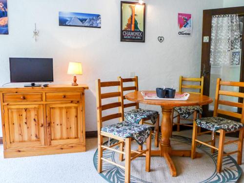 Chamonix City Centre Apartment | Apartment Les Pècles by Interhome