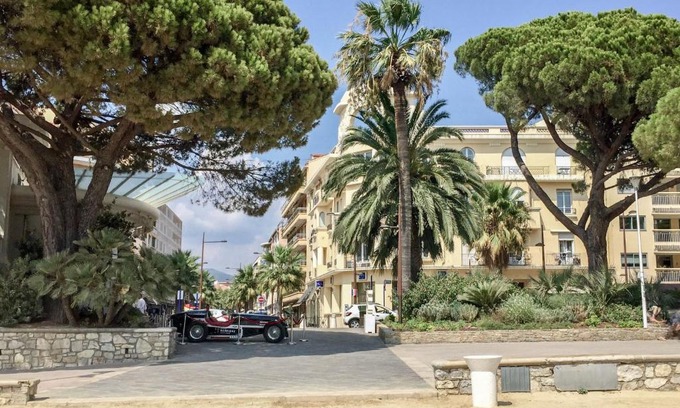 Sainte-Maxime City Centre Apartment | Apartment Les Sirènes by Interhome