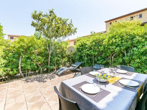 Carqueiranne Apartment | Apartment Les Tulipes by Interhome