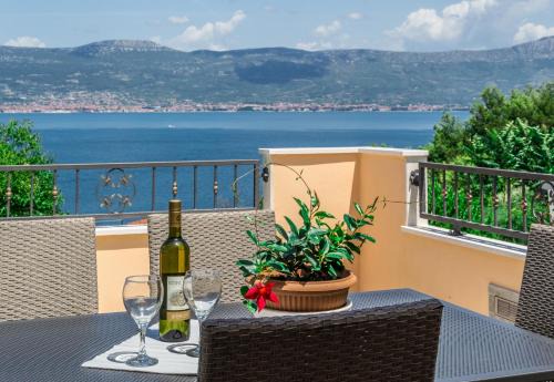 Slatine Apartment | Apartment Leut with spacious terrace and sea view