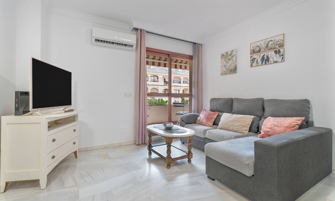 Arroyo de la Miel Apartment | Apartment 'Liya's Home' with Balcony, Wi-Fi and Air Conditioning