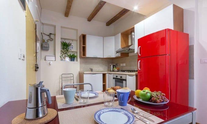 Historic Center Apartment | Apartment located on the second floor of a typical Bolognese building, without lift.In 30 square meters of space it is suitable for 2 guests, with a kitchen, double bedroom and a comfortable closet.In a strategic position, in a few minutes on foot you ca