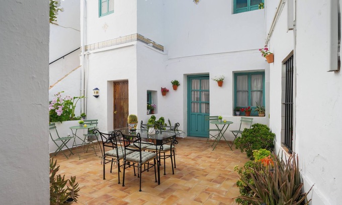 Carmona Apartment | Apartment 'Lucero' with Shared Garden, Wi-Fi and Air Conditioning