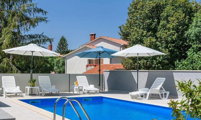 Vinez Apartment | Apartment Magnolia VInez with swimming pool for 6 people