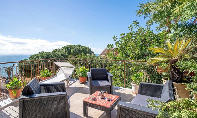 Piani-Ciapin Apartment | Apartment 'Mare, Sole, Eucalipto' with Sea View, Private Terrace and Air Conditioning