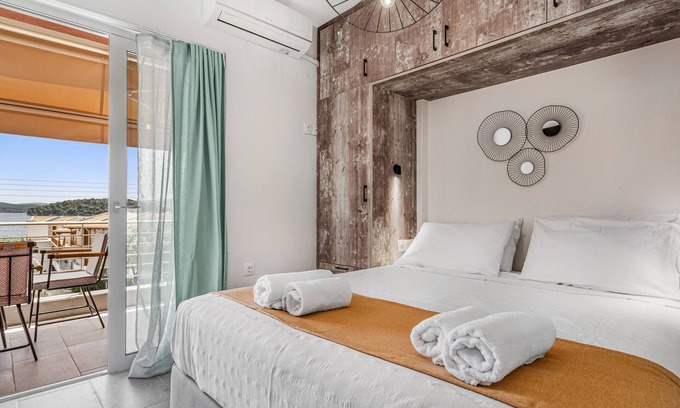 Perigiali Apartment | Apartment 'Mella Roa Amber' with Sea View, Wi-Fi and Air Conditioning
