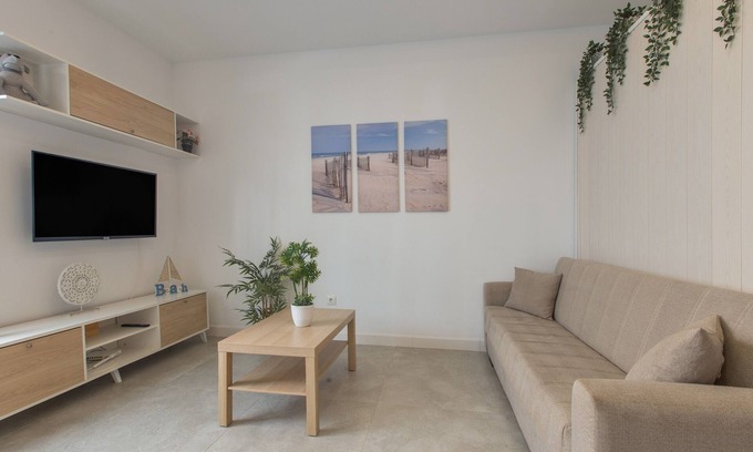 Jardin de la Abadia Apartment | Apartment 'Mendoza Loft Málaga' with Wi-Fi and Air Conditioning
