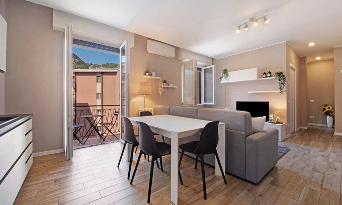 Como Apartment | Apartment 'Modern Flat - Como Centro' with Private Terrace, Wi-Fi and Air Conditioning