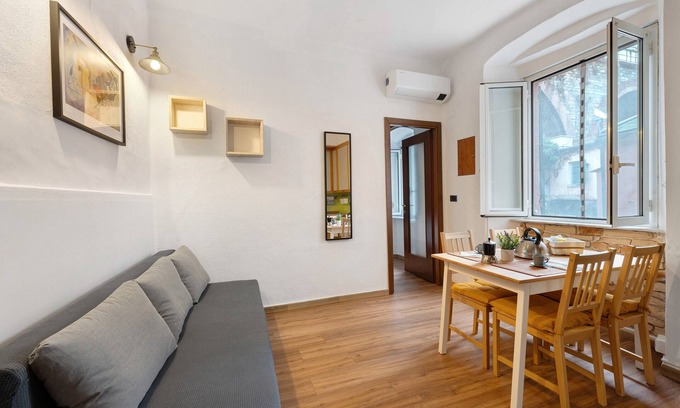 Nervi Apartment | Apartment 'Nonno Enzo' with Air Conditioning
