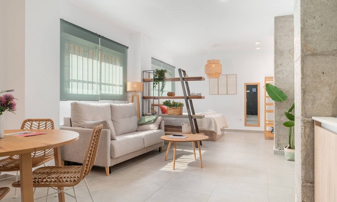 San Carlos-Tartessos Apartment | Apartment 'Nuevo Estudio Junto A Sta Justa 1' with Wi-Fi and Air Conditioning