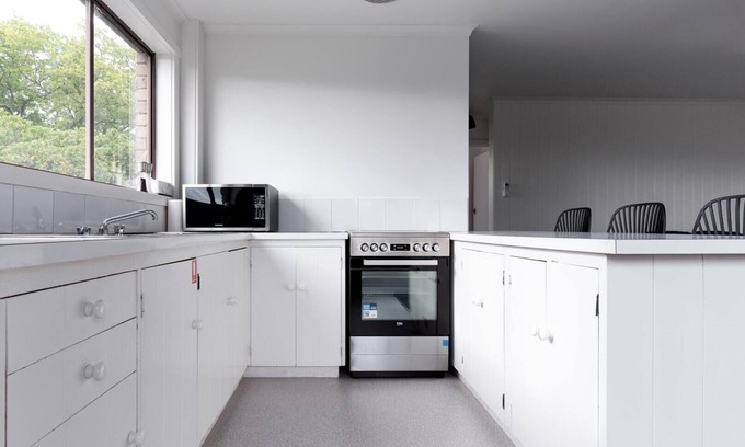 East Launceston Apartment | Apartment on High with Parking & Wi-Fi