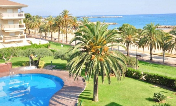 Cambrils Apartment | Apartment on the beachfront, with pool, terrace and parking.