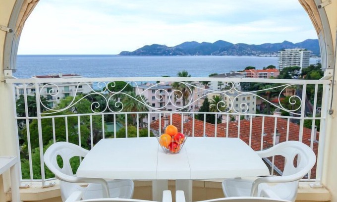 La Croix des Gardes Apartment | Apartment Palais Isabelle in Cannes - 4 persons, 1 bedrooms