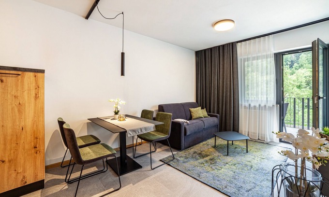 Parcines Apartment | Apartment "Pauli 4" with Mountain View, View of the spa town of Merano, Balcony & Wi-Fi
