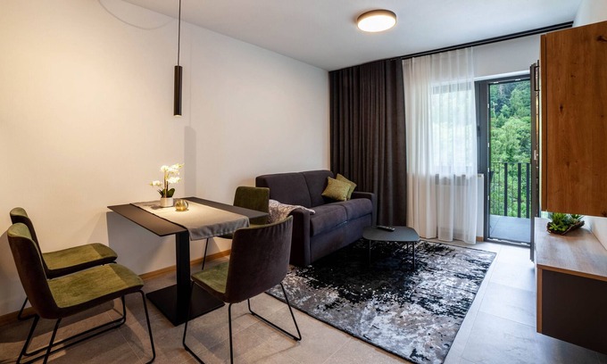 Parcines Apartment | Apartment 'Pauli 6' with Mountain View, View of the spa town of Merano, Balcony & Wi-Fi