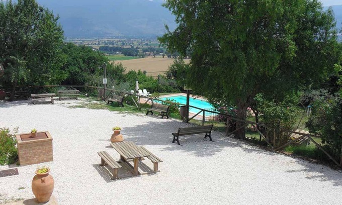 San Brizio Apartment | Apartment 'Pavone' with Shared Pool, Wi-Fi and Air Conditioning