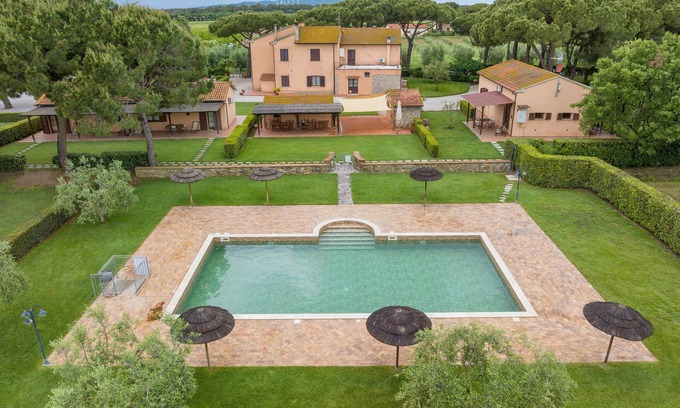 Piombino Apartment | Apartment 'Pino' with Shared Pool, Wi-Fi and Air Conditioning