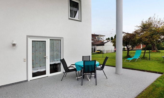 Iznang Apartment | Apartment 'Preiser' with Private Terrace, Private Garden and Wi-Fi