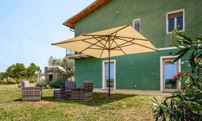 Pitigliano Apartment | Apartment 'Quercia' with Shared Garden and Air Conditioning