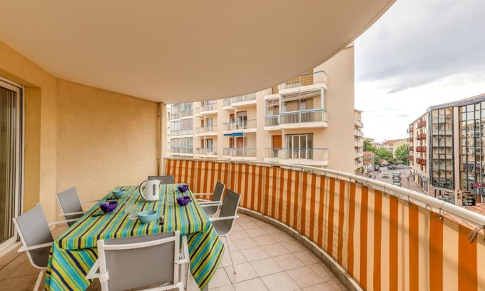 Saint-Raphael Apartment | Apartment Résidence L'Amiral by Interhome