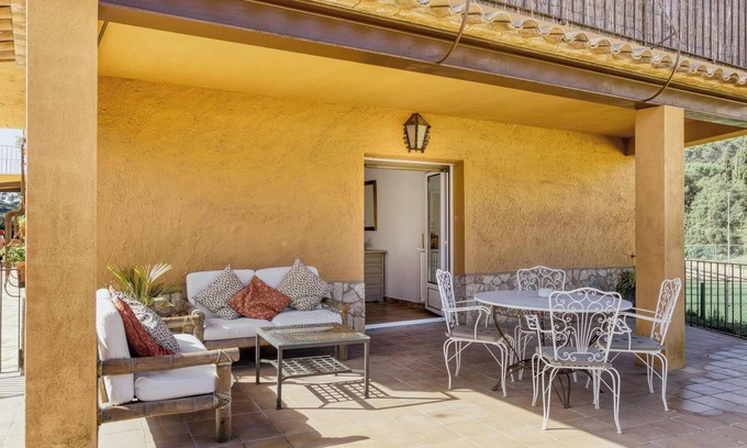 Begur Apartment | Apartment 'Residencial 1º 1ª' with Private Terrace, Balcony and Wi-Fi