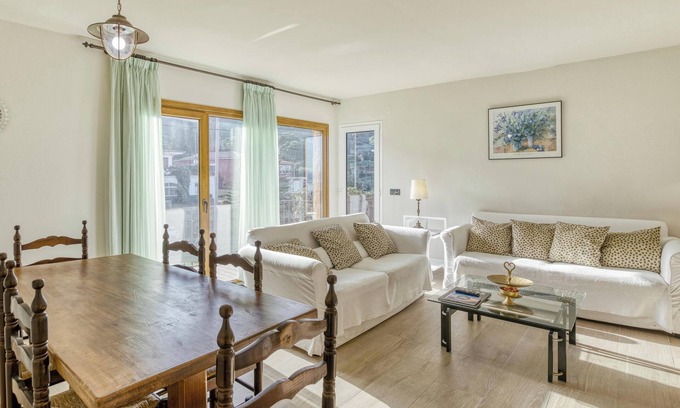 Begur Apartment | Apartment 'Residencial 2º 2ª' with Shared Terrace, Balcony and Wi-Fi