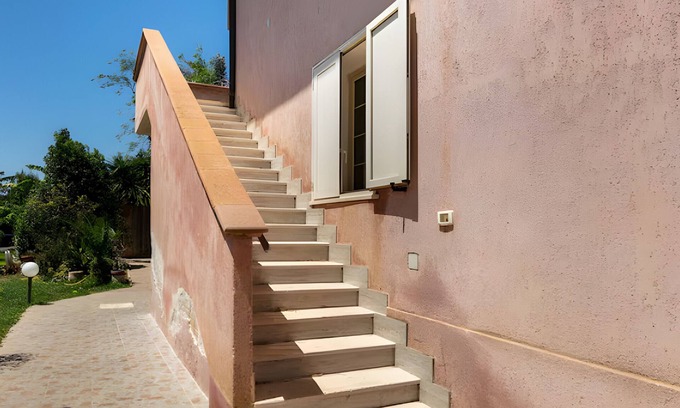 Brindisi Apartment | Apartment 'Rosa Dei Venti' with Shared Pool, Wi-Fi and Air Conditioning