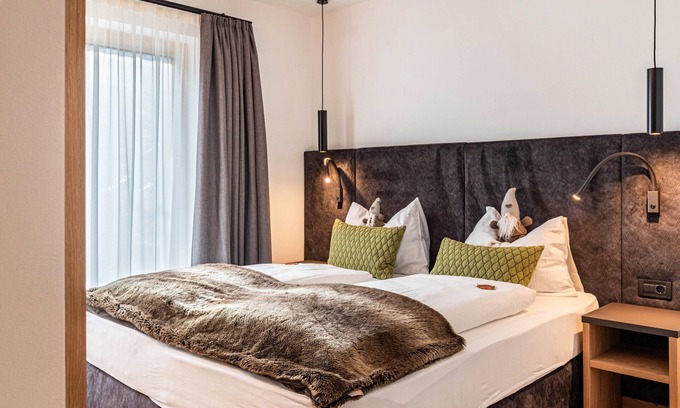 Ortisei Apartment | Apartment “Saslonch” near Seiser Alm with Mountain View, Wi-Fi, Terrace & Garden