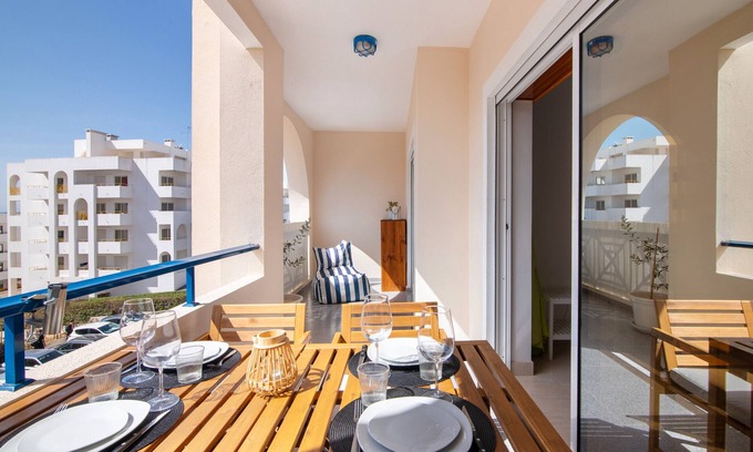 Alporchinhos Apartment | Apartment 'Sea Breeze Of Alporchinhos' with Sea View, Wi-Fi and Air Conditioning