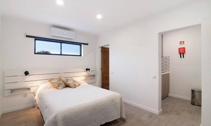 Moncarapacho e Fuseta Apartment | Apartment 'Seashel' with Shared Terrace, Wi-Fi and Air Conditioning
