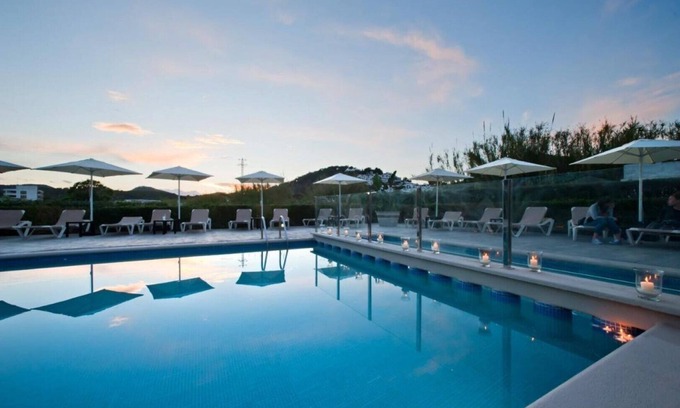 Santa Eulalia del Rio Apartment | Apartment Ses Veles 2 dormitorios close to the Beach with Sea View, Pool, Wi-Fi & Garden