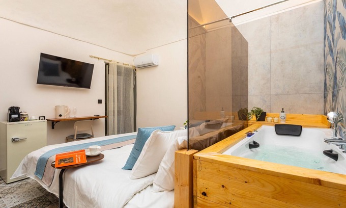 Old Town Apartment | Apartment 'Sma 69 - B' with Balcony, Wi-Fi and Air Conditioning