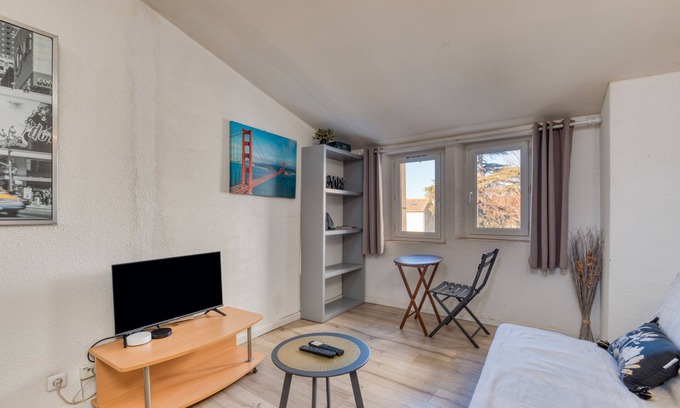 Pezenas Apartment | Apartment 'Sous Les Toits' with Wi-Fi and Air Conditioning