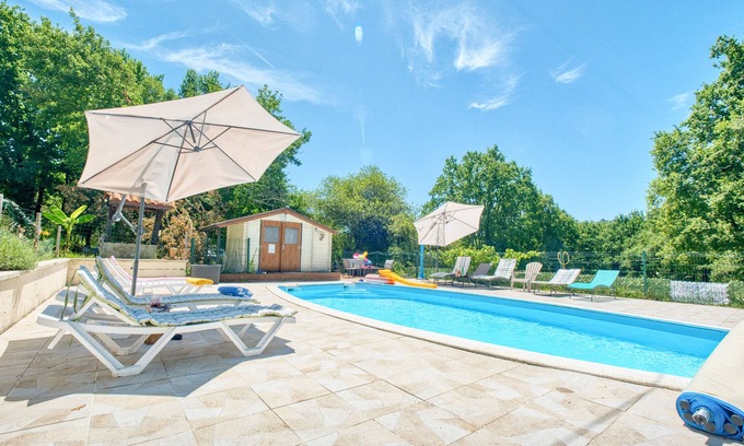 Bergerac Apartment | Apartment 'Stag' with Shared Pool, Wi-Fi and Air Conditioning