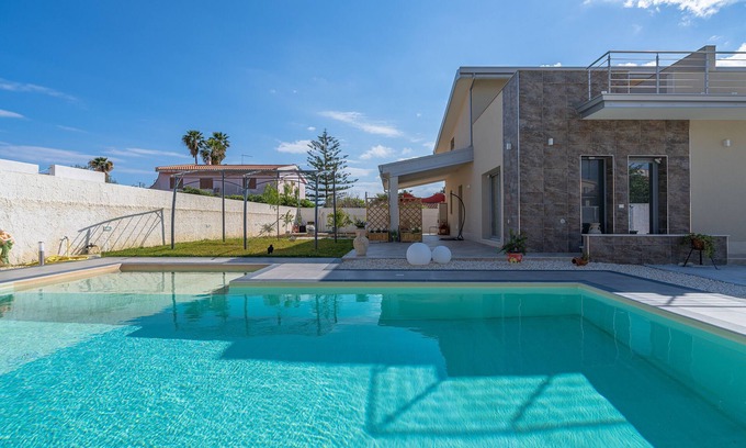 Fontane Bianche Apartment | Apartment 'Sud In Villa Sele' with Sea View, Wi-Fi and Air Conditioning