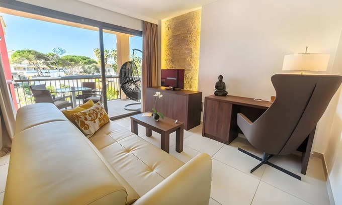 Cala Agulla Apartment | Apartment 'Suite 3' with Shared Pool, Wi-Fi and Air Conditioning