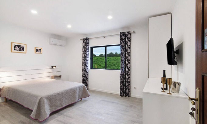 Moncarapacho e Fuseta Apartment | Apartment 'Sunset' with Shared Terrace, Wi-Fi and Air Conditioning