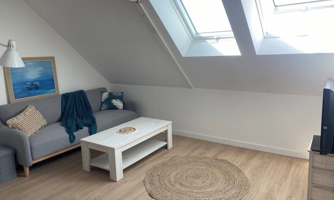 Plouharnel Apartment | Apartment 'Surf Studio Vue Mer' with Sea View and Wi-Fi