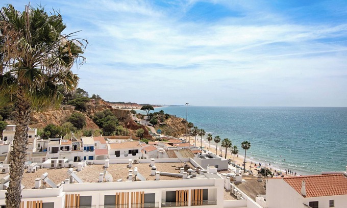 Olhos D'Agua Apartment | Apartment 'T3 Duplex Albufeira' near the Beach with Sea View, Private Terrace and Wi-Fi