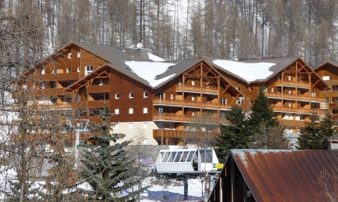 Allos Apartment | Apartment 'Terrasses De Labrau - Res Piscine' with Mountain View and Balcony