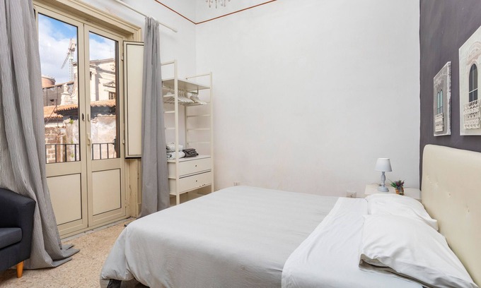 Catania City Centre Apartment | Apartment 'The House In Baroque Style' with Wi-Fi and Air Conditioning