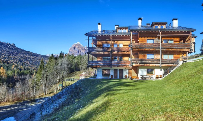 Cortina d'Ampezzo Apartment | Apartment 'The Wooden House Cortina' with Mountain View, Private Garden and Wi-Fi